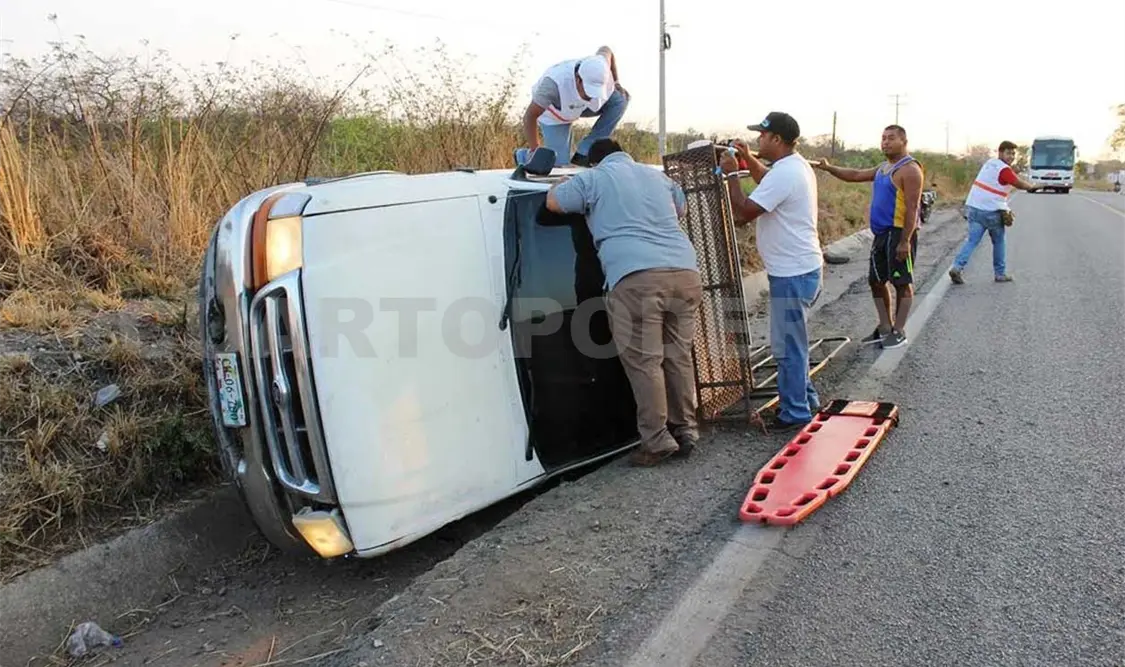 Aparatosa volcadura deja a conductor en el hospital