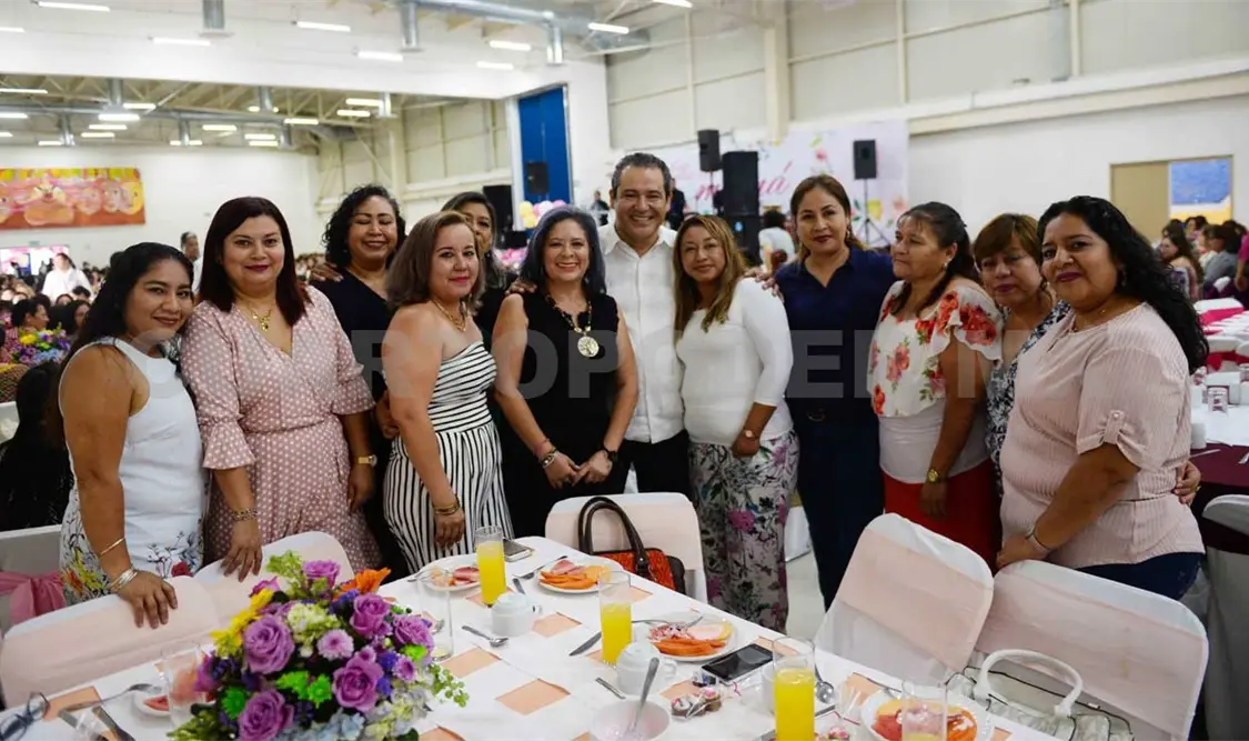 Celebran a docentes y administrativas