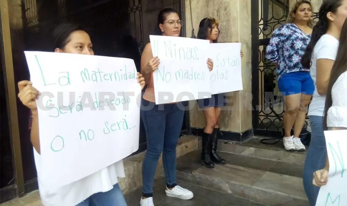 Feministas protestan en festejo del Día de las Madres