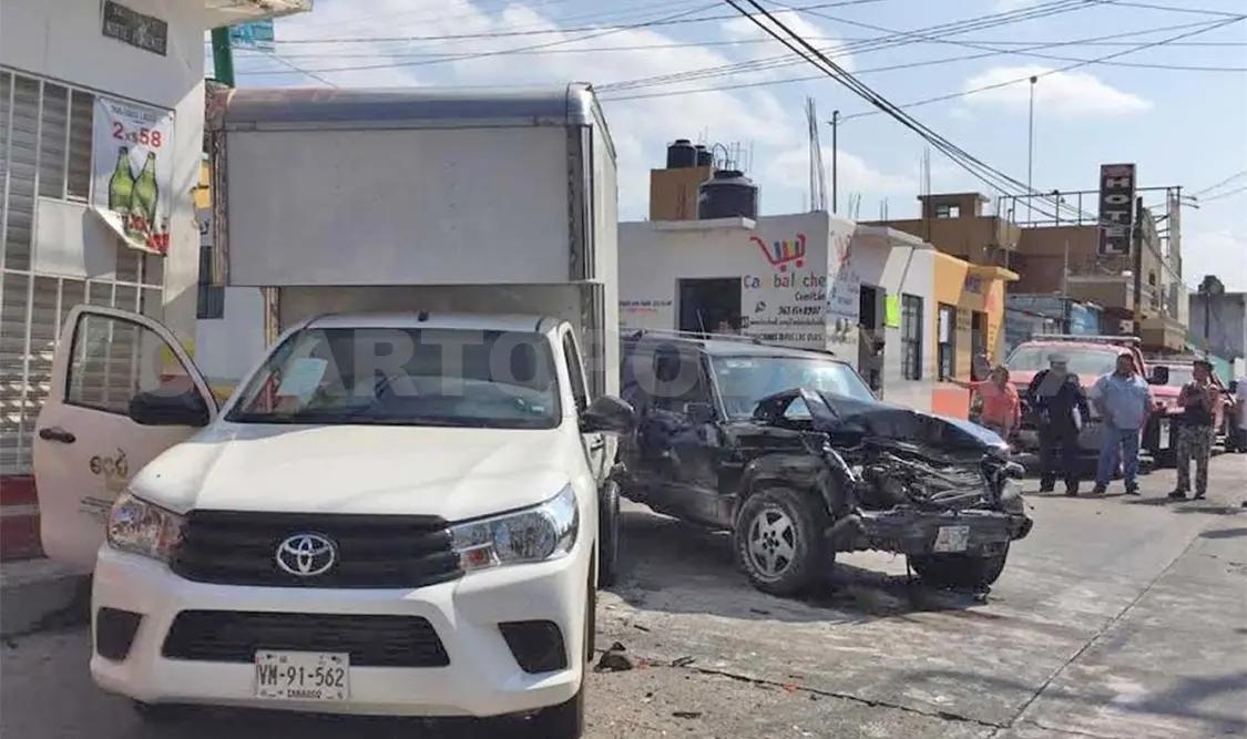 Dos lesionados en aparatoso accidente
