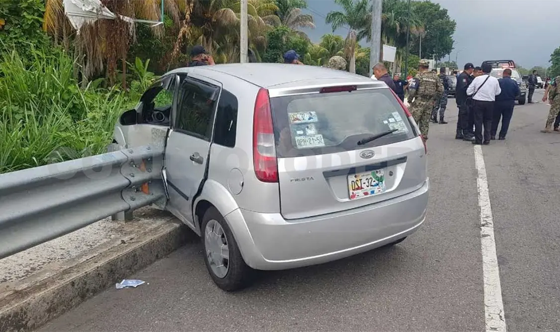 Un herido en choque de combi y sedán