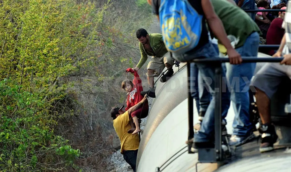La Bestia los ayuda a avanzar 300 kilómetros de Arriaga, Chiapas, a Ixtepec, Oaxaca. El Universal