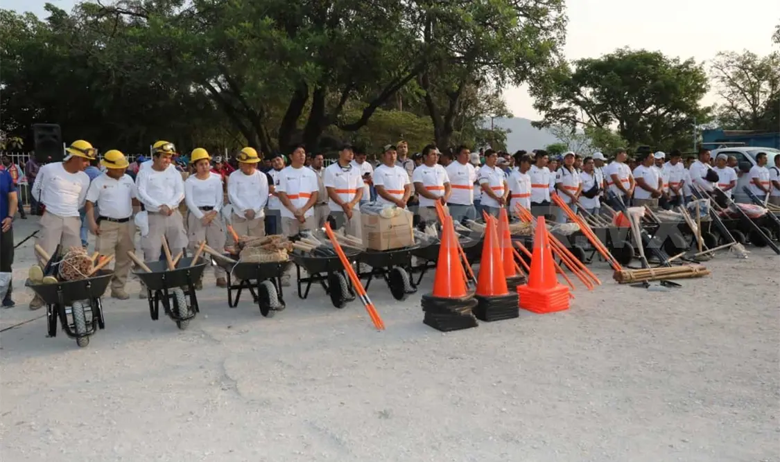 Más de 350 personas entre empresas, asociaciones, colegios y voluntarios civiles se unieron al programa de limpieza. CP