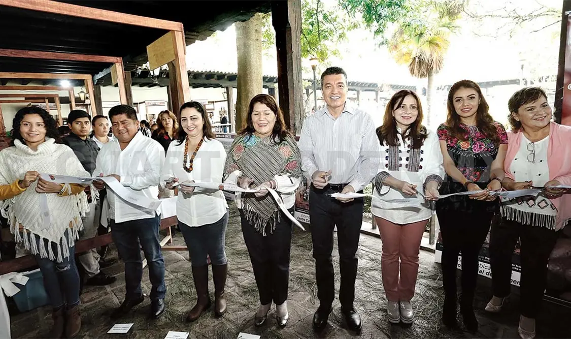 Rutilio Escandón durante el corte de listón inaugural del Tianguis Orgánico de Corazón. CP