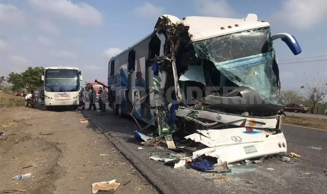 Dos lesionados en percance carretero