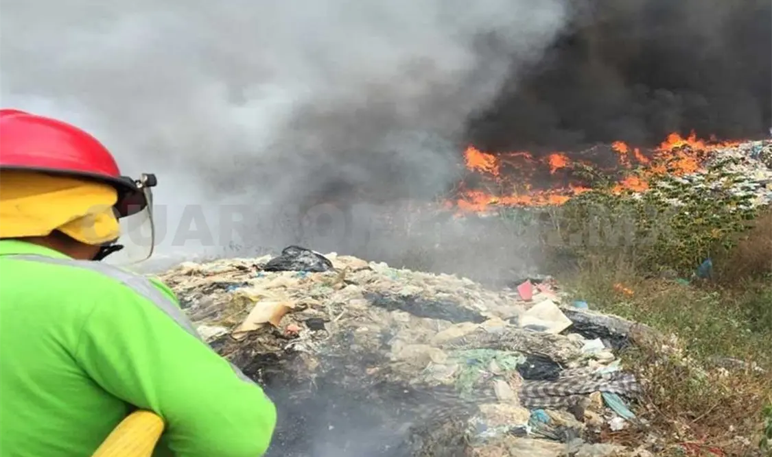 Continúa incendio en basurero