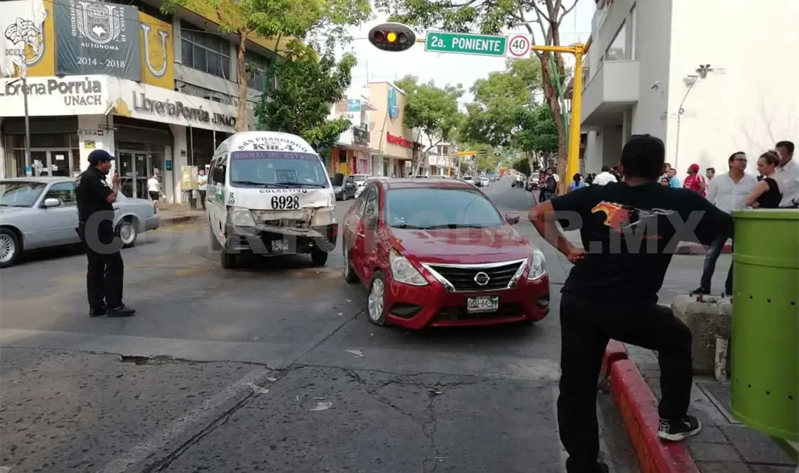 Un lesionado en choque de colectivo y sedán