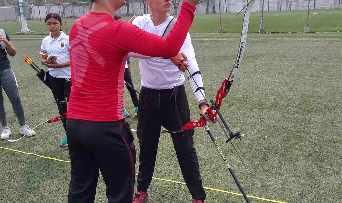 El entrenador cubano Armando Carrasco abre la invitación para las edades entre 10 y 13 años, para que se animen a conocer más este deporte. Freddy Manga/CP