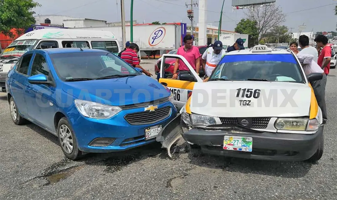 Taxista quedó prensado al sufrir un accidente vial
