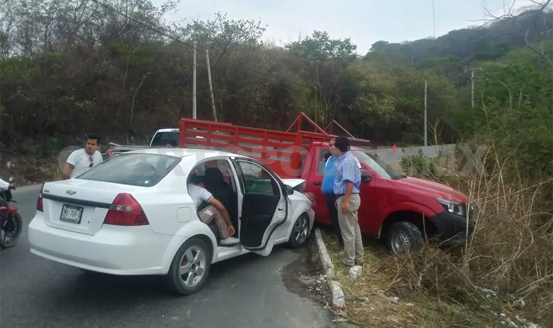 Fuerte accidente entre sedán y una estaquita