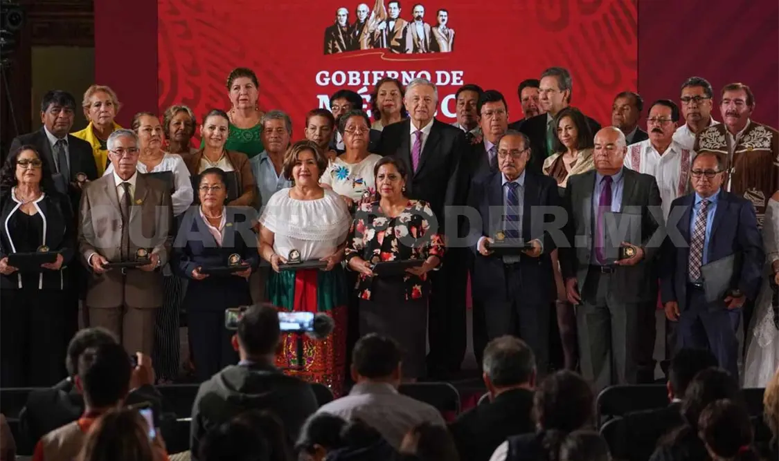 AMLO reconoce a 33 profesores distinguidos