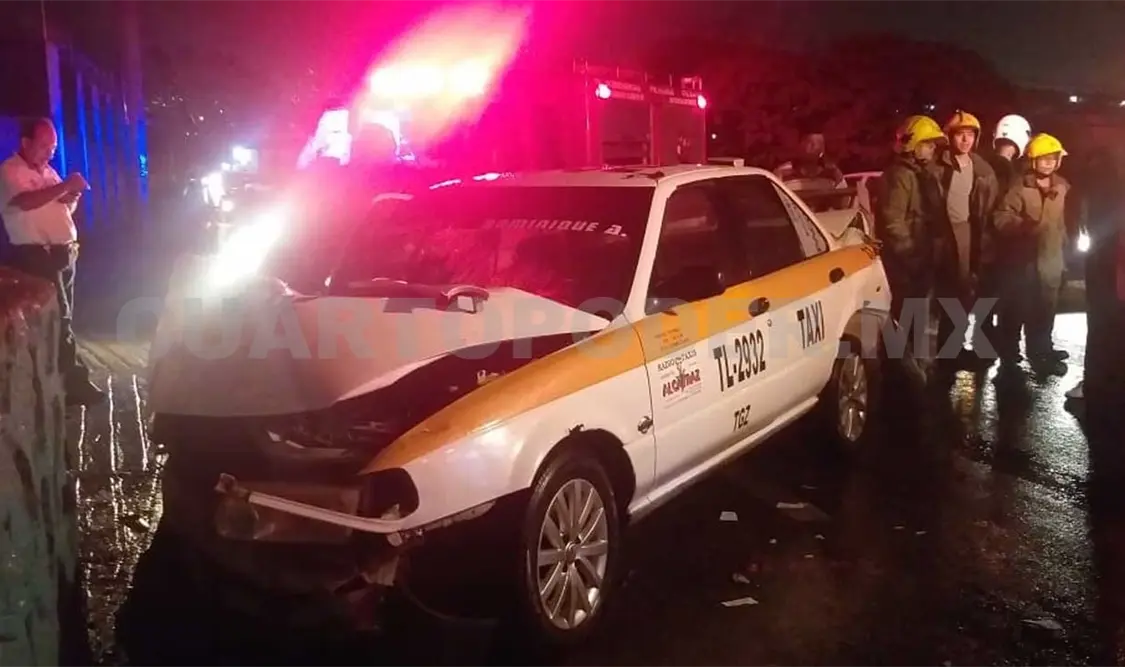 Dos lesionados al chocar taxi contra muro de contención