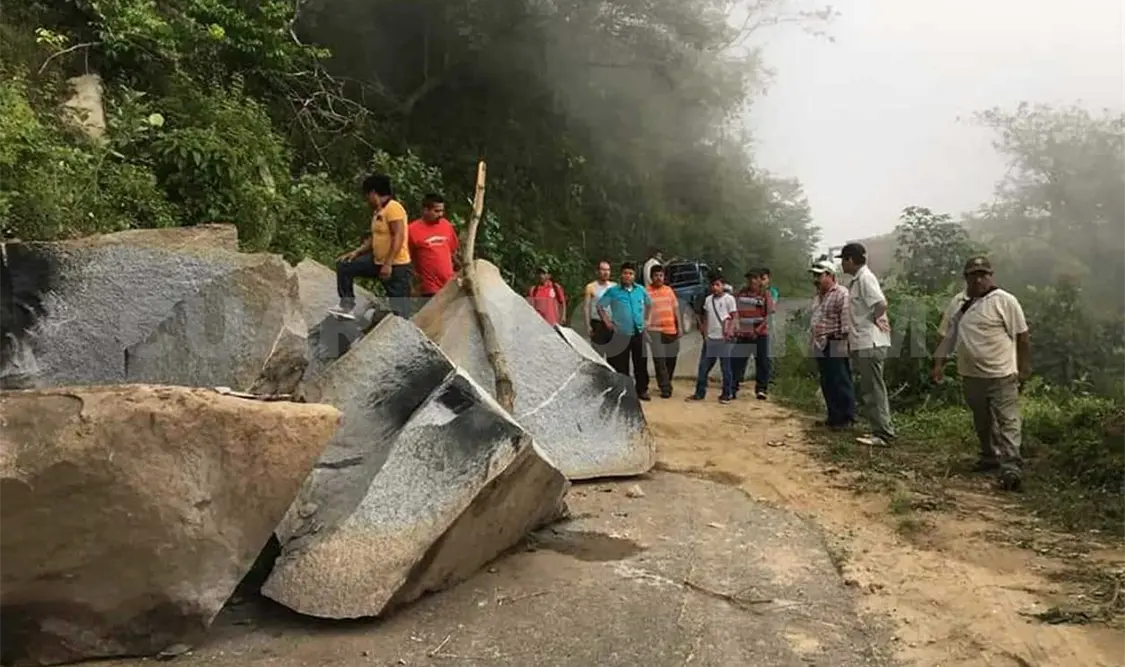 Levantan deslaves en caminos de zona alta