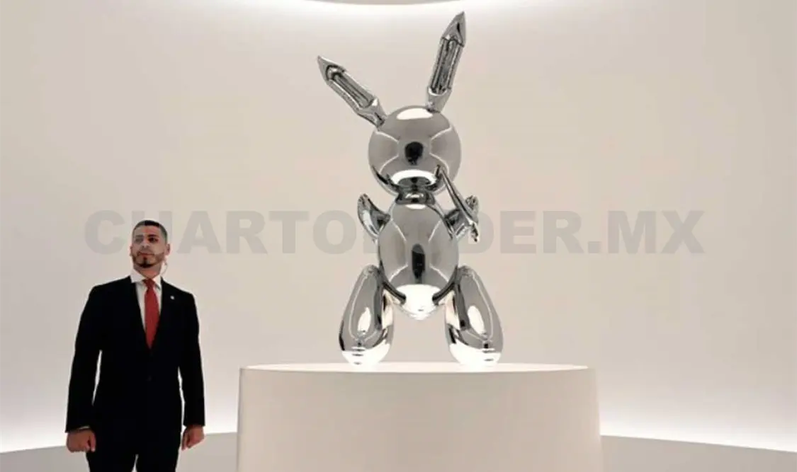 Un guardia de seguridad junto al Conejo de Jeff Koons, obra vendida en una subasta en Christie’s el 15 de mayo de 2019. Cortesía