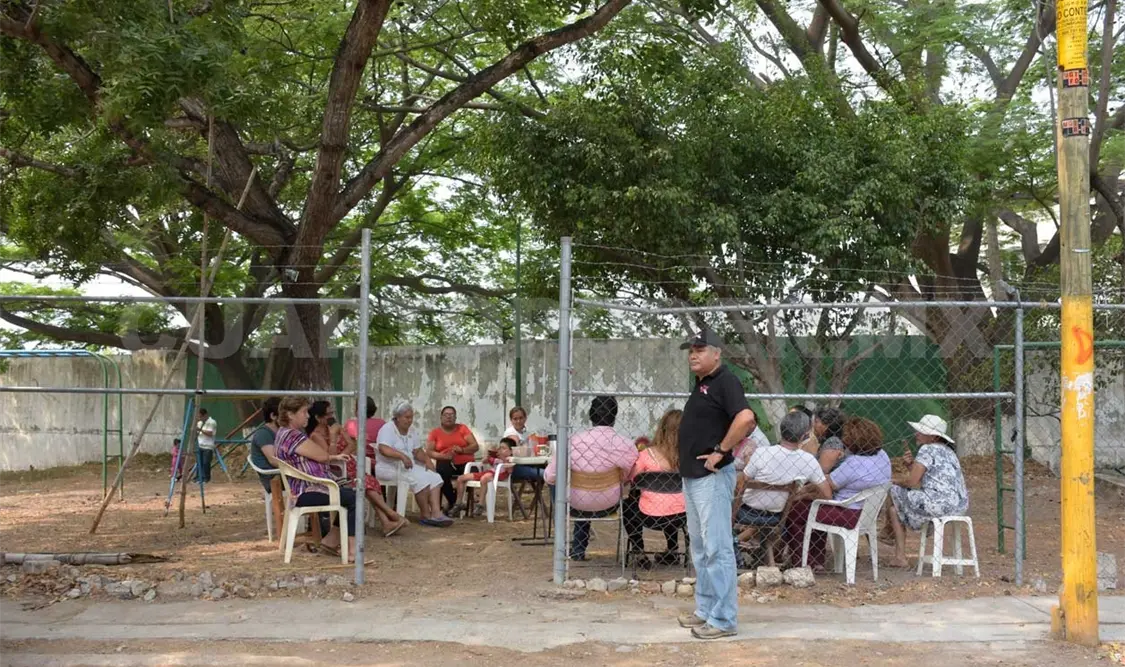 Se quedan a dormir en defensa de área verde