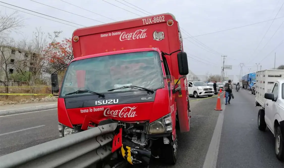 Mecánico muere aplastado por un camión de la Coca