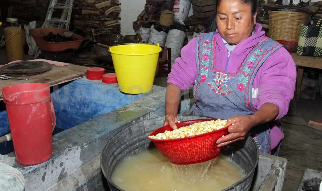Las mujeres se dedican a preparar tortillas de maíz criollo, a mano limpia. El Universal