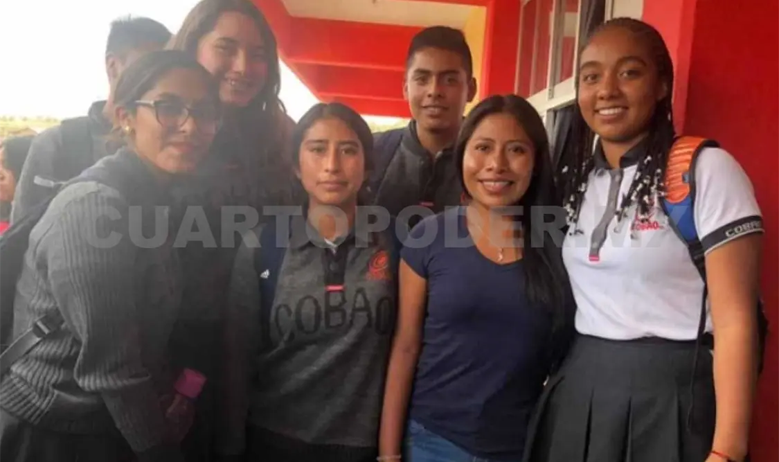 Yalitza dona computadoras a escuela