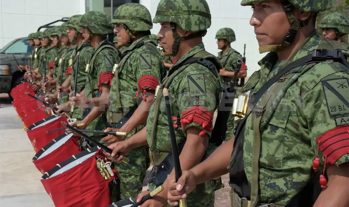 Bandas de guerra y batallones se enfrentan