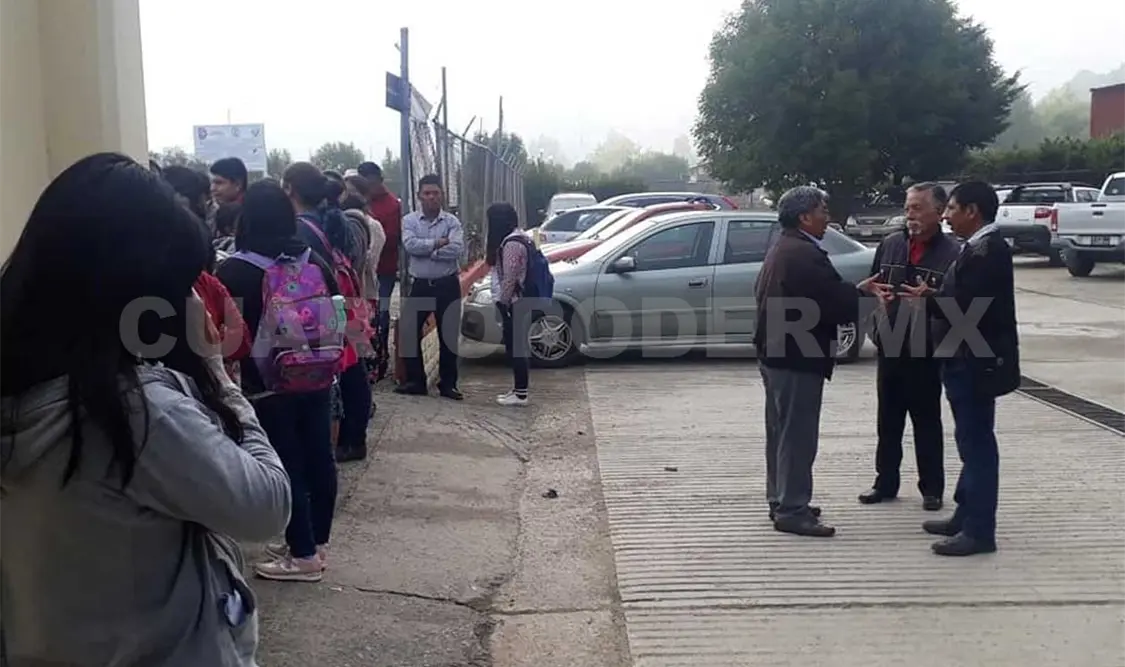 Padres de familia toman Preparatoria 1 de SCLC