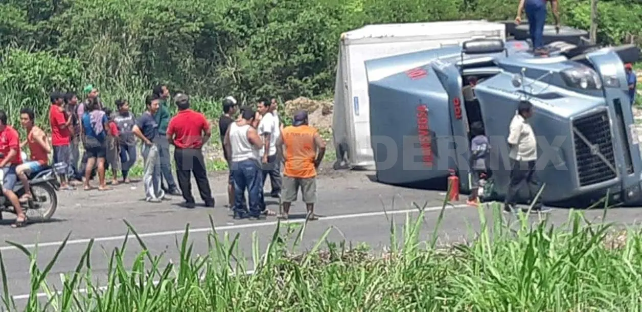 Vuelca tráiler en La Curva del Diablo