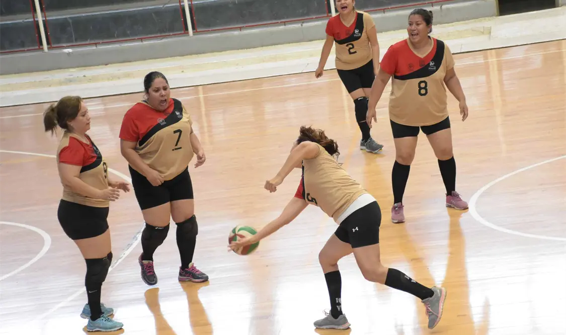 Jugadoras del equipo Justicieras, séptimo de su categoría, durante un partido de la jornada sabatina. Guillermo Ramos/CP