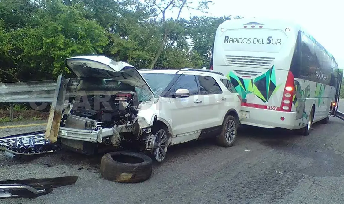 Fallece pareja al estrellarse contra un autobús de pasaje