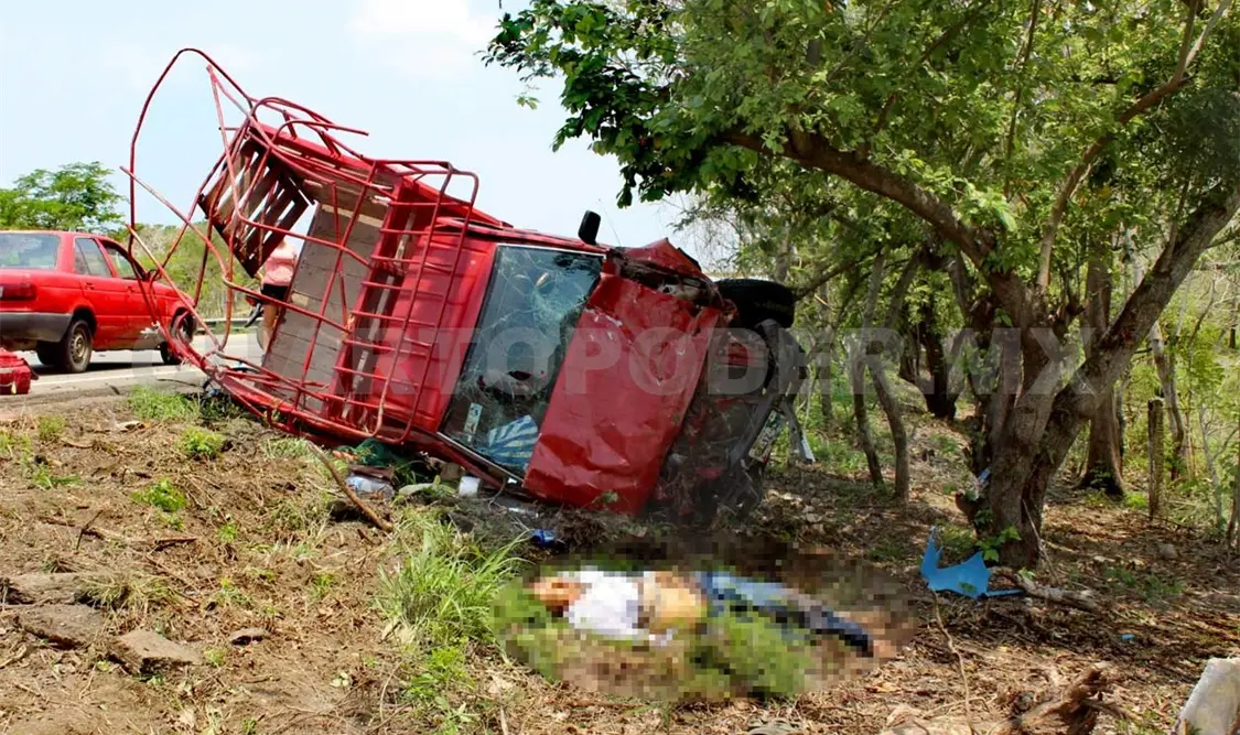 Un muerto y 15 heridos en volcadura en carretera