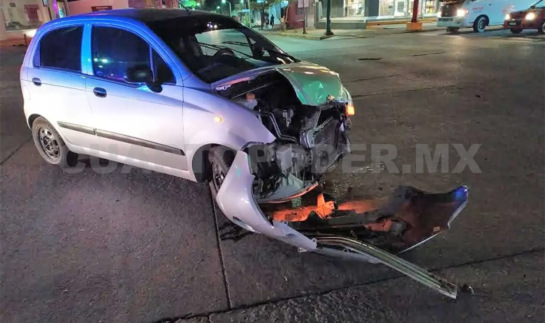 Mujer resulta con crisis nerviosa al accidentarse
