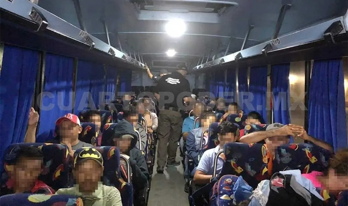 Rescatan a 32 migrantes y aseguran autobús