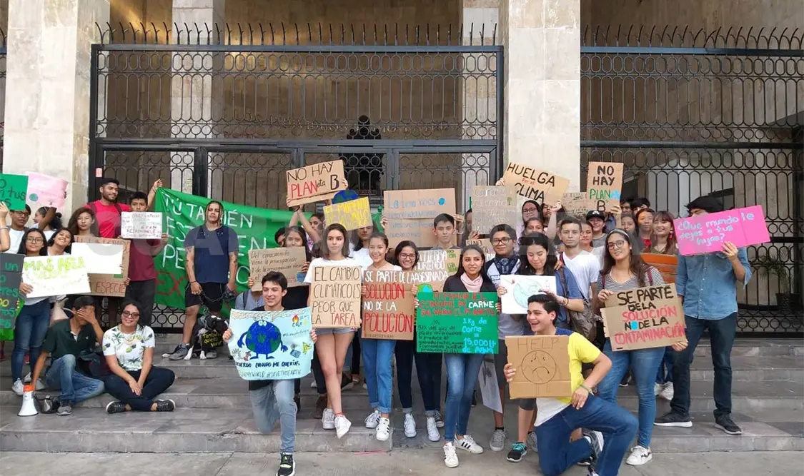 Marchan jóvenes por el medio ambiente