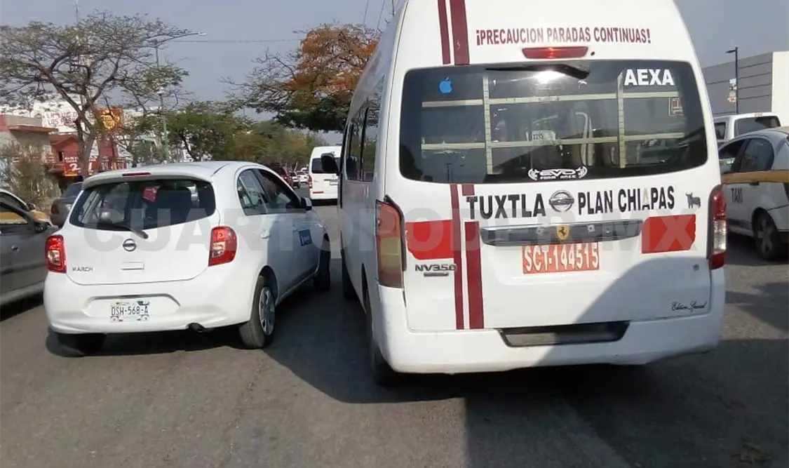 Colectivo y March causan accidente vial