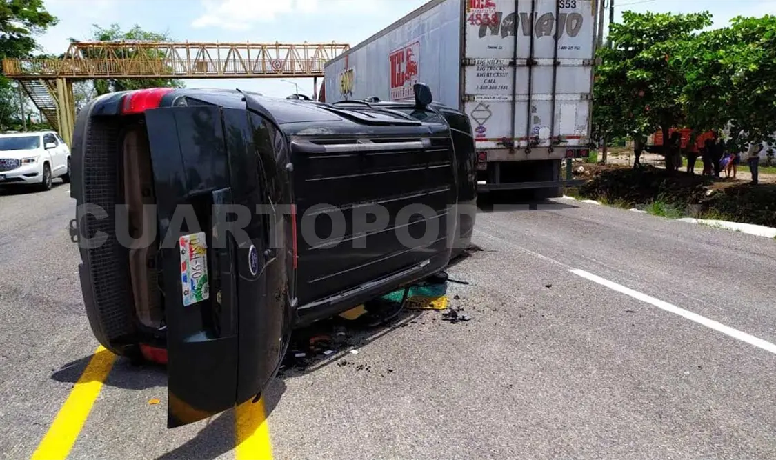 Vuelca camioneta tras ser embestida por sedán