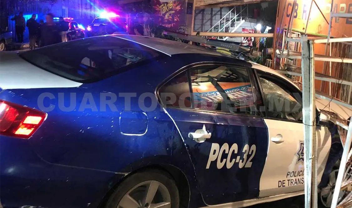 La falta de precaución provocó que el conductor de una patrulla perdiera el control tras impactar contra el concreto, estrellándose contra una papelería. Edberg Mayorga / CP