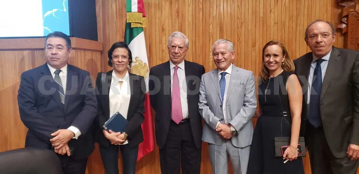 Vargas Llosa cuestiona a AMLO sobre populismo