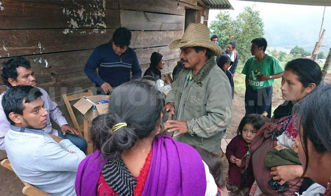 Habitantes retienen al síndico Hermelindo García