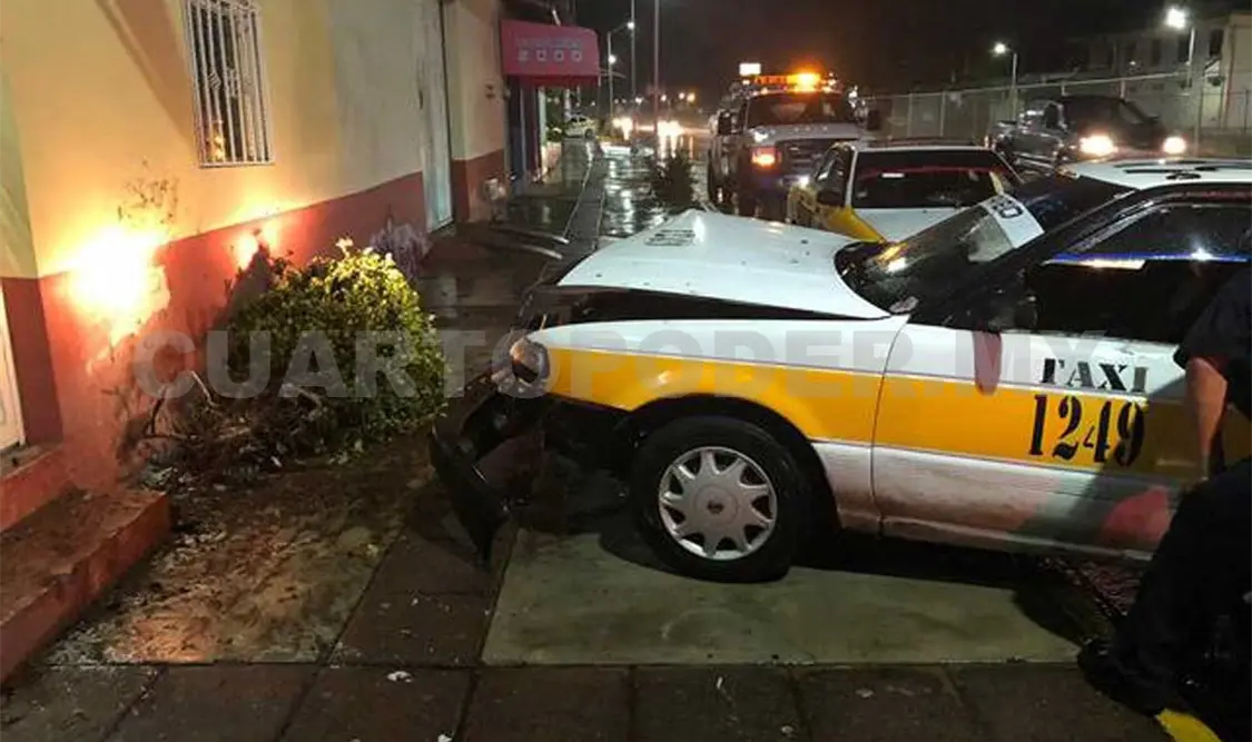 Se estrella taxista contra domicilio