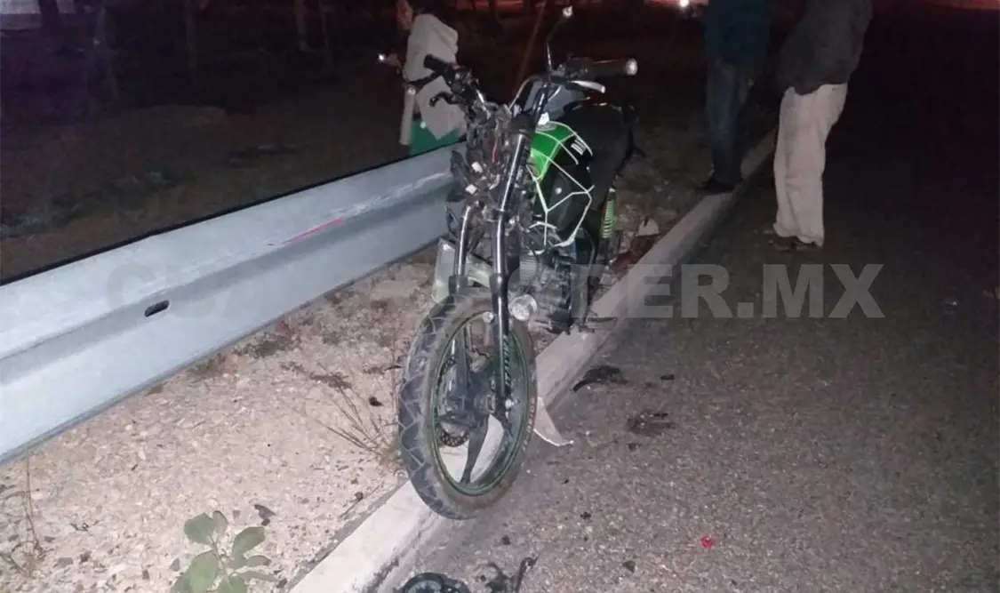 Motociclista se impacta en barra de contención