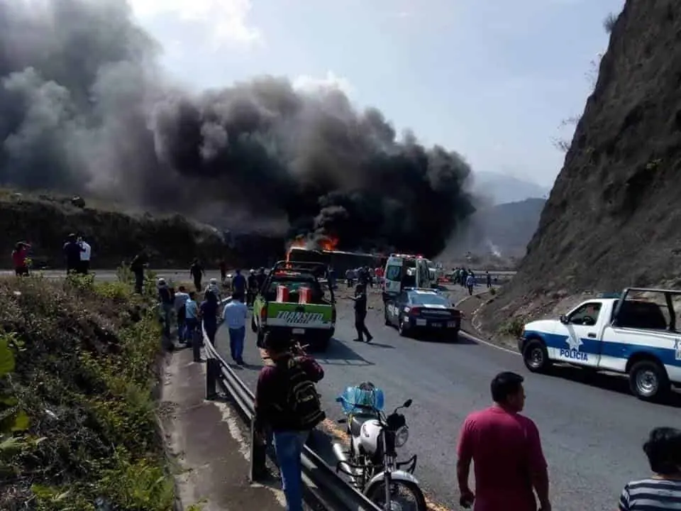 Sube a 20 los muertos por accidente en autopista Veracruz-Puebla