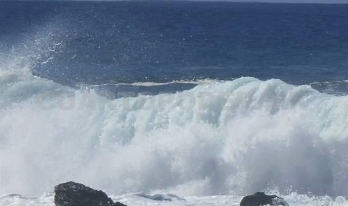 Alertan a bañistas por mar de fondo