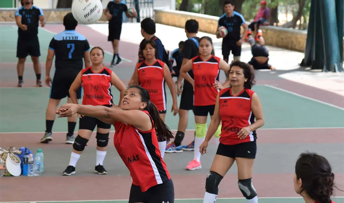 Muy reñida está la disputa por las primeras posiciones en los equipos femeniles, ya que el máximo de diferencia son cuatro puntos. Guillermo Ramos/CP