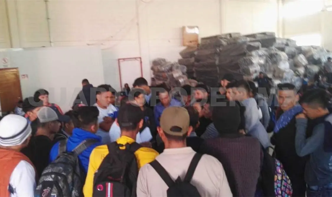 Rescatan a 281 migrantes que iban en varios carros