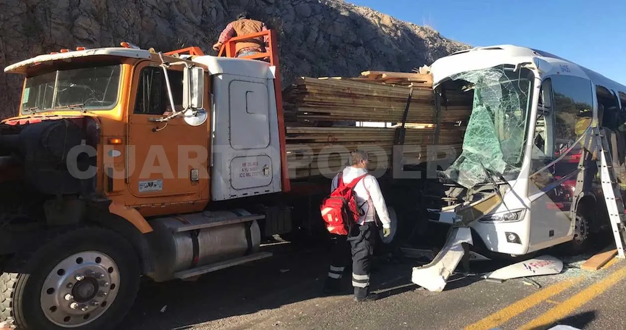 Accidente deja al menos seis muertos