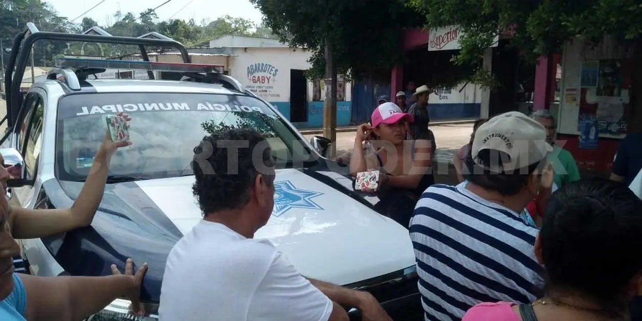 Bloquean, retienen patrullas y policías