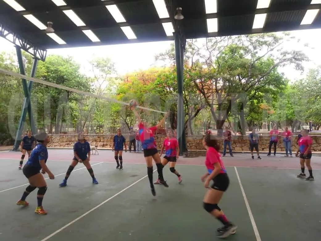 El equipo emplumado femenil disputó un tercer set debido a que bajó el ritmo de juego para el segundo tiempo, lo que les sirvió para despertar y ganar. Freddy Manga/CP