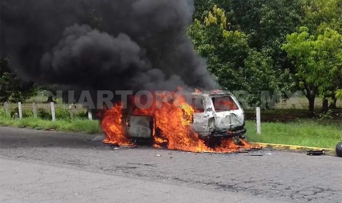 Camioneta queda reducida a cenizas