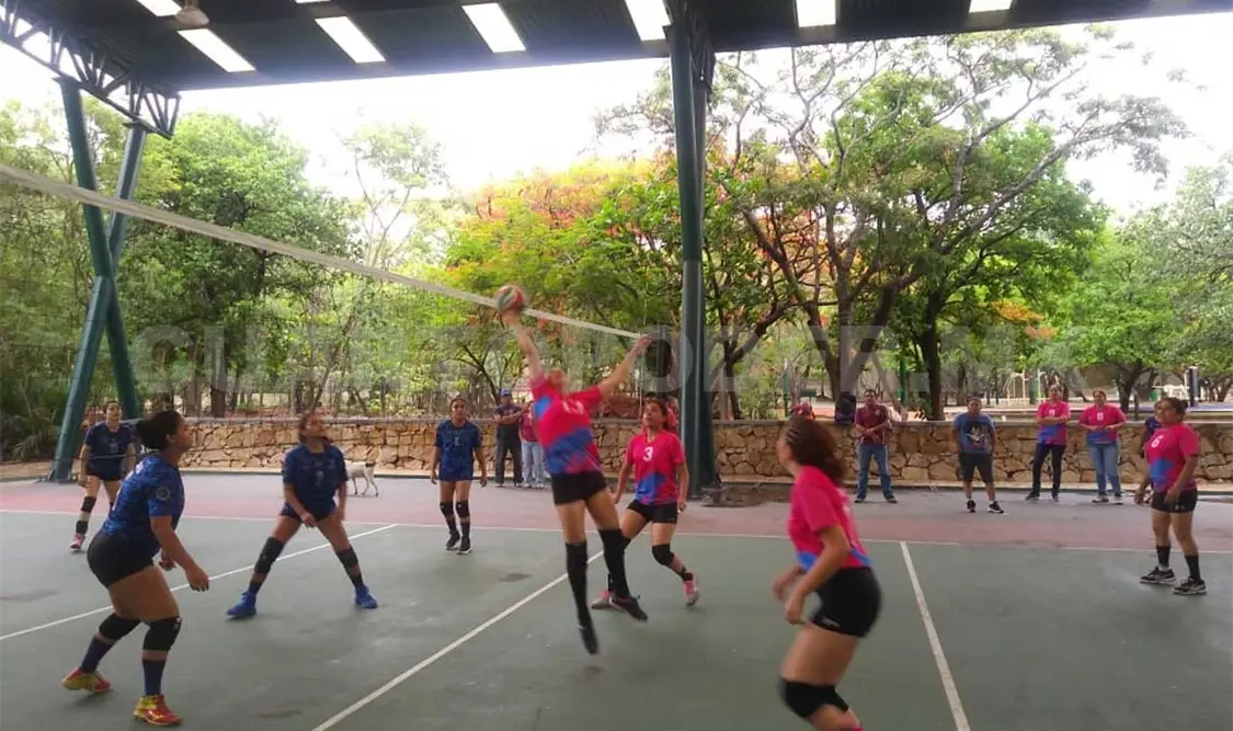 El equipo emplumado femenil disputó un tercer set debido a que bajó el ritmo de juego para el segundo tiempo. Freddy Manga/CP