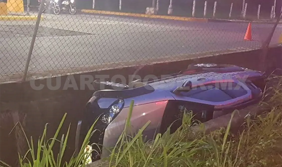 Al parecer fue el exceso de velocidad lo que provocó que perdiera el control y abandonara la carretera para luego quedar encajado en el dren pluvial. Rafael Victorio / CP