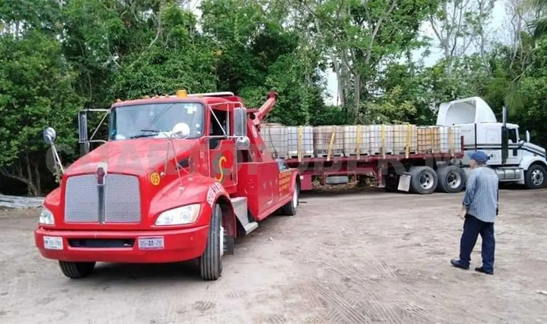 Un total de 14 vehículos de carga y varios contenedores de plástico llenos de gasolina fueron asegurados. CP