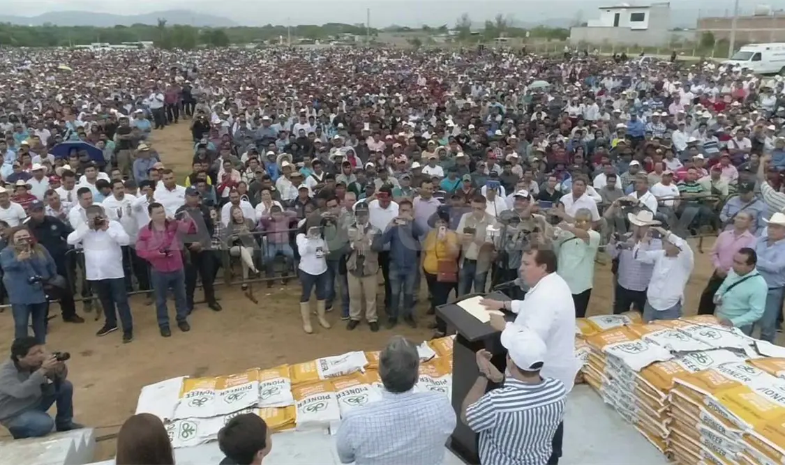El alcalde Mariano Rosales Zuart entrega semillas para incrementar la producción de maíz. Cortesía
